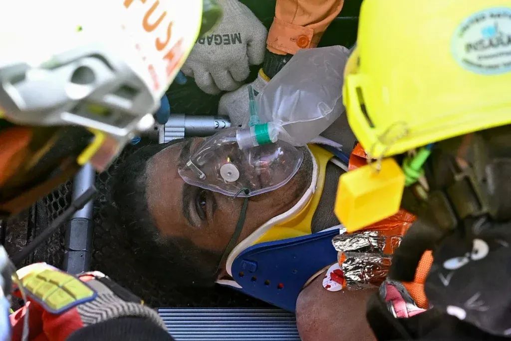 Eight days after Venezuela earthquakes, rescuers pull out 43-year-old security guard alive