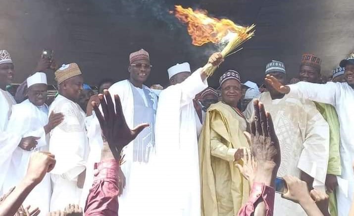 Over 12, 000 dump APC for PDP in Buhari’s home state of Katsina, burn brooms