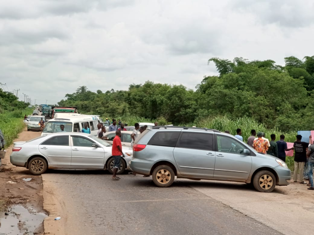 #EndASUUStrike: Ogun students shutdown Lagos-Abeokuta expressway in protest